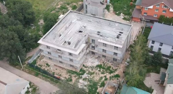 Один этаж предгорного элитного ЖК снесут в Алматы
