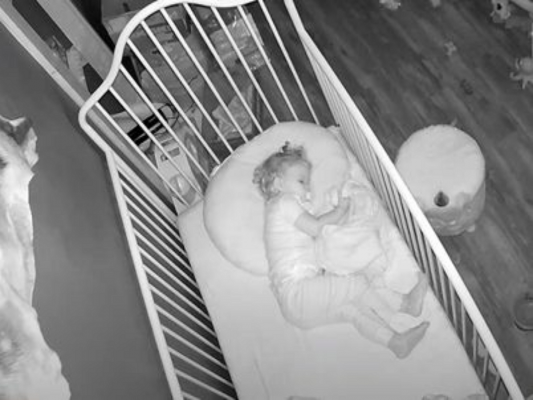 Малышку пугает в спальне недобрый призрак: родители выложили в Сеть видео (ВИДЕО)