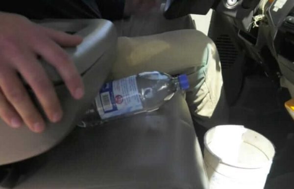 Пожарные предупреждают: никогда не оставляйте бутылку воды в машине