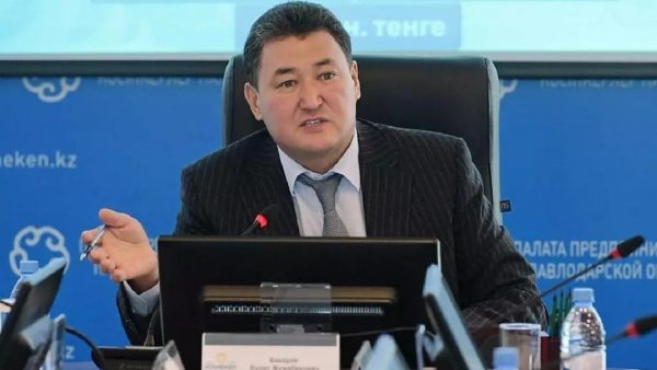 Экс-акиму Булату Бакауову присудили 300 тыс. тенге из-за пережитого унижения после ДТП
