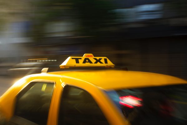Иностранка отдала 45 тыс. тенге таксисту за поездку из аэропорта до отеля в Алматы