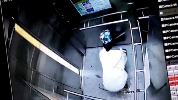 Медработник справила нужду в лифте столичного ЖК