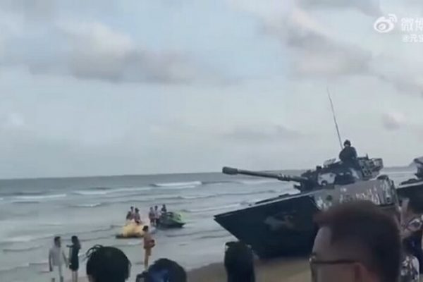 На ближайшем к Тайваню пляже появились китайские танки, в море вошли авианосцы КНР (ВИДЕО)