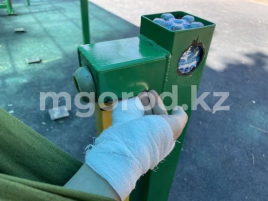Фаланги двух пальцев отрезало ребенку на детской площадке в Уральске