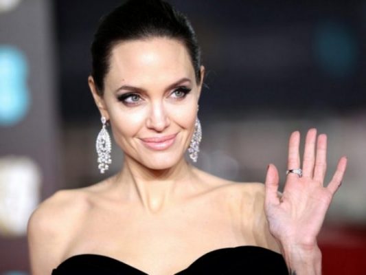 Джоли «сделала» грудь и забыла надеть нижнее бельё
