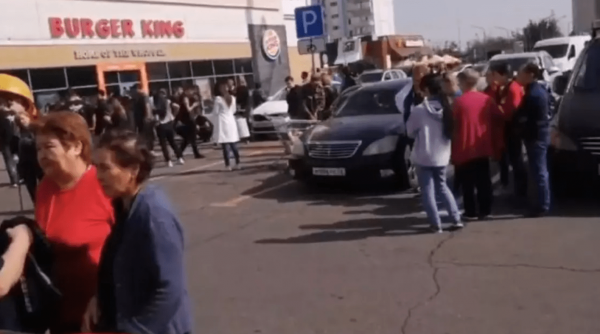 Людей эвакуировали из ТРЦ в Алматы (видео)