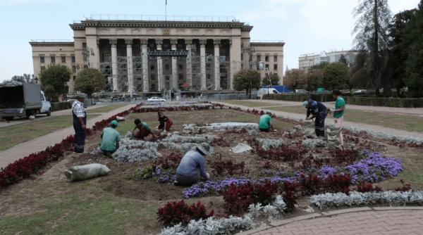 Цветы на 13 млн тенге вытоптали зрители фестиваля в Алматы: фото, видео