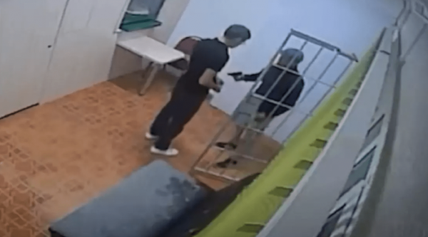 Ограбление ломбарда попало на видео в Казахстане
