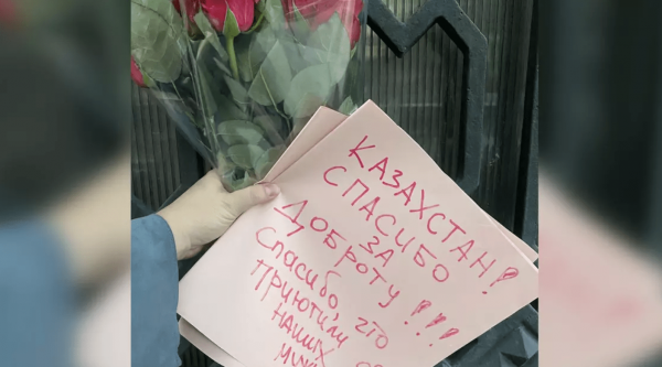 Россияне оставляют цветы у посольства Казахстана в знак благодарности (видео)