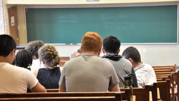 Студенты устроили массовую драку у «Атакента» в Алматы
