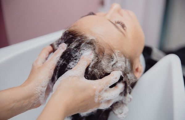 Волосы скажут вам «спасибо»: как правильно вымыть голову