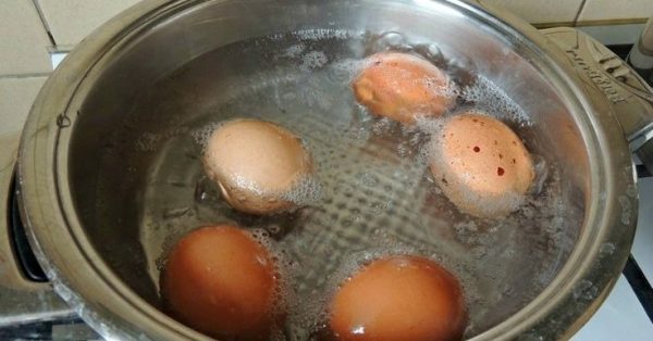 Никогда не выливайте воду, в которой варили яйца: отвар бесценен