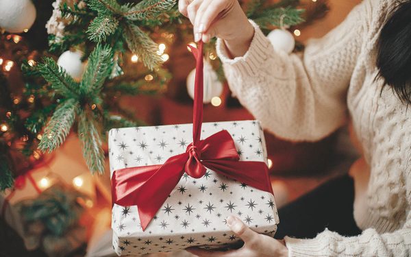 Исключите из списка подарков: что точно нельзя дарить на Новый год 2023