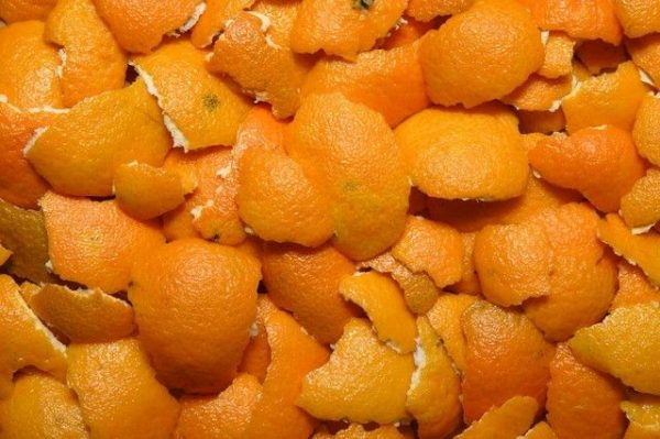Почему не стоит выбрасывать кожуру от мандаринов: полезный секрет для дома от опытных хозяек