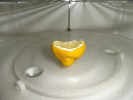 Зачем разогревать лимонный сок в микроволновке: простой секрет, о котором мало кто знает