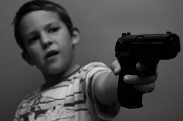В США 10-летний мальчик случайно застрелил своего брата