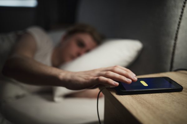 Почему нельзя спать рядом со смартфоном: приводит к серьезным последствиям