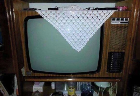 Вот зачем наши бабушки накрывали телевизоры салфеткой: удивитесь, узнав простой ответ