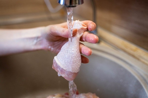 Почему нельзя мыть мясо перед приготовлением: знают не все