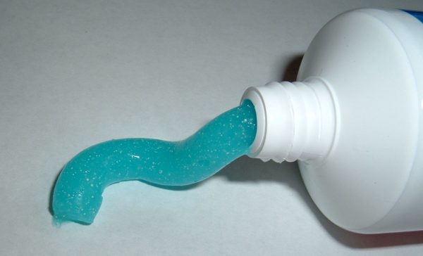 Нанесите зубную пасту на ногти: ошеломительный эффект за 2 минуты