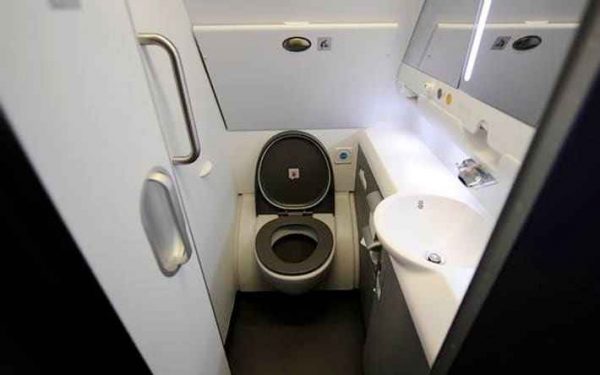 Вы онемеете: куда девается содержимое туалетов в самолете