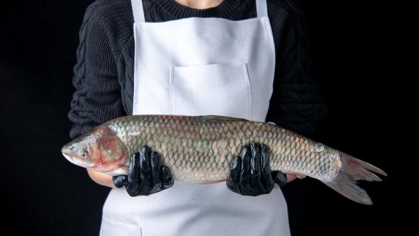 Запах у рыбы испарится за минуту: попробуйте китайскую хитрость