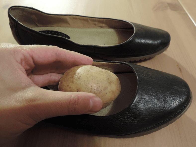 Зачем картошку кладут в ботинок: результат вас поразит