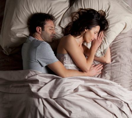 Оцепенеете: почему женщина должна спать с мужчиной только справа
