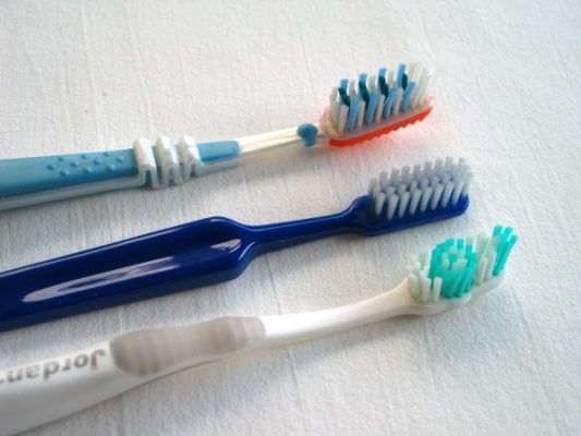 Никогда так не делайте: из-за чего нельзя мочить зубную щетку