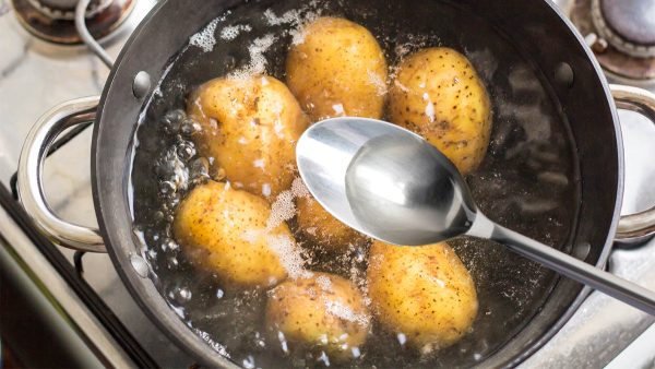 Не вздумайте выливать воду после варки картошки: об этом секрете знают единицы