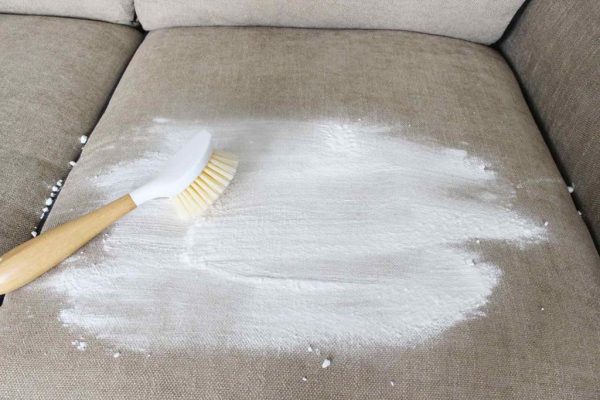 Рассыпьте соль прямо на диван — все проблемы исчезнут за секунду