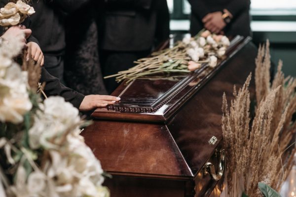 Никогда не делайте это во время похорон: несет смерть