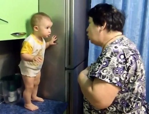 Диалог бабушки и внучки: такое видео вызывает смех сквозь слезы