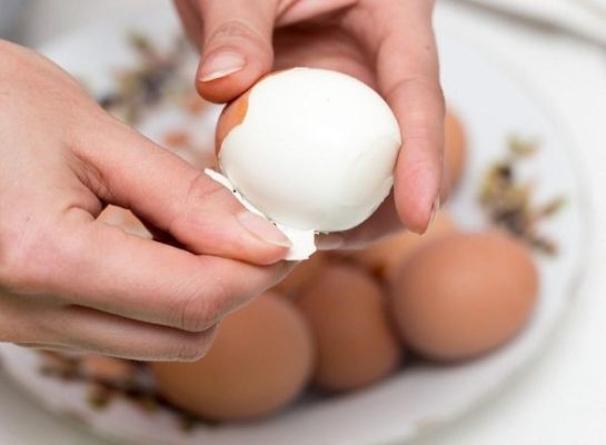 Скорлупа отвалится сама: почистить яйцо вам помогут два простых продукта