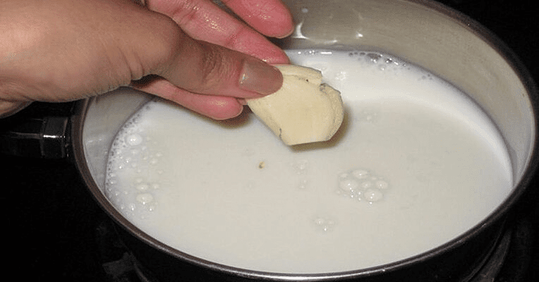 Сварите чеснок в молоке и выпейте отвар: хватит одного раза