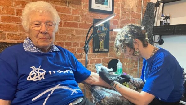 98-летняя бабушка сделала свое первое тату после смерти внука