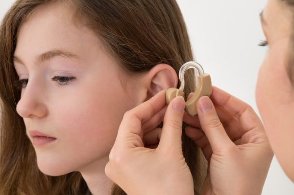 Женщина потеряла слух из-за одной ежедневной привычки: что она делала