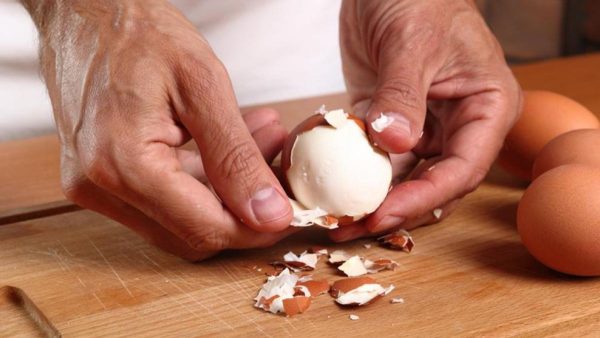 El secreto viral para pelar un huevo duro en un segundo (y no tienes que meterlo en hielo ni soplar para hacerlo)