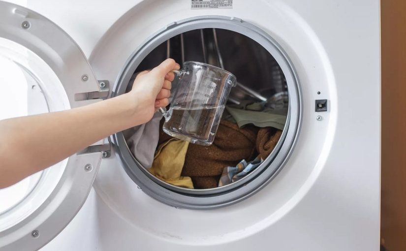 Oito razões pelas quais deve adicionar vinagre branco quando lava a roupa