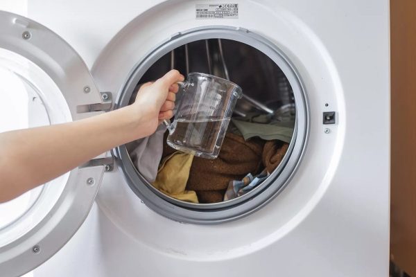 Oito razões pelas quais deve adicionar vinagre branco quando lava a roupa