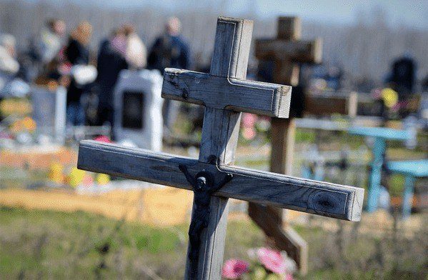 Ужасы кладбища: священник сказал что ждет тех, кто нарушил запрет