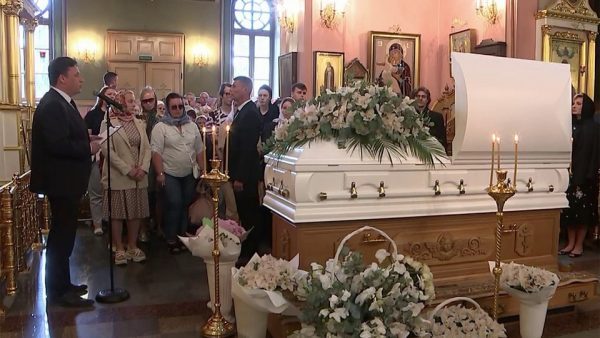 Несмотря на запрет семьи: открытый гроб с телом Заворотнюк попал на видео