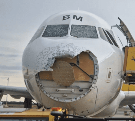 Самолет Airbus A320 с пассажирами на борту был побит в воздухе градом