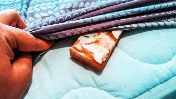 Перед сном люди кладут мыло под подушку: зачем они так делают