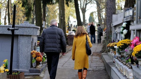 Czterech zachowań należy unikać na cmentarzu, aby zapobiec nieszczęściu