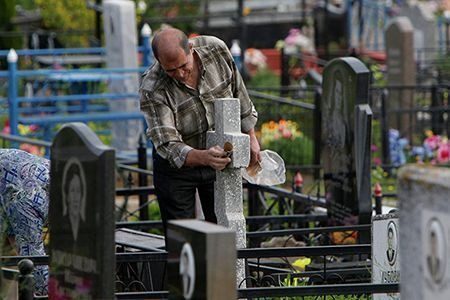 Унесёте смерть с собой. Что нельзя делать на кладбище