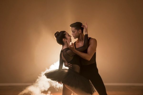 Elle a un mouvement de danse génial ! Il faut le voir pour le croire