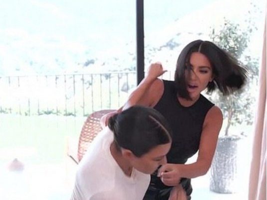 Widzowie są przekonani: ślubny odcinek „The Kardashians” ujawnia napięcia między Kourtney i Kim Kardashian