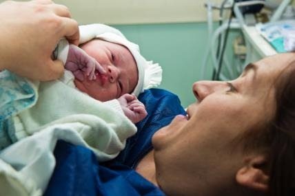 Jakie cechy wyróżniają dzieci urodzone przez cesarkę? Zaskakujące fakty, o których mało kto mówi