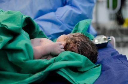 Jakie cechy wyróżniają dzieci urodzone przez cesarkę? Zaskakujące fakty, o których mało kto mówi